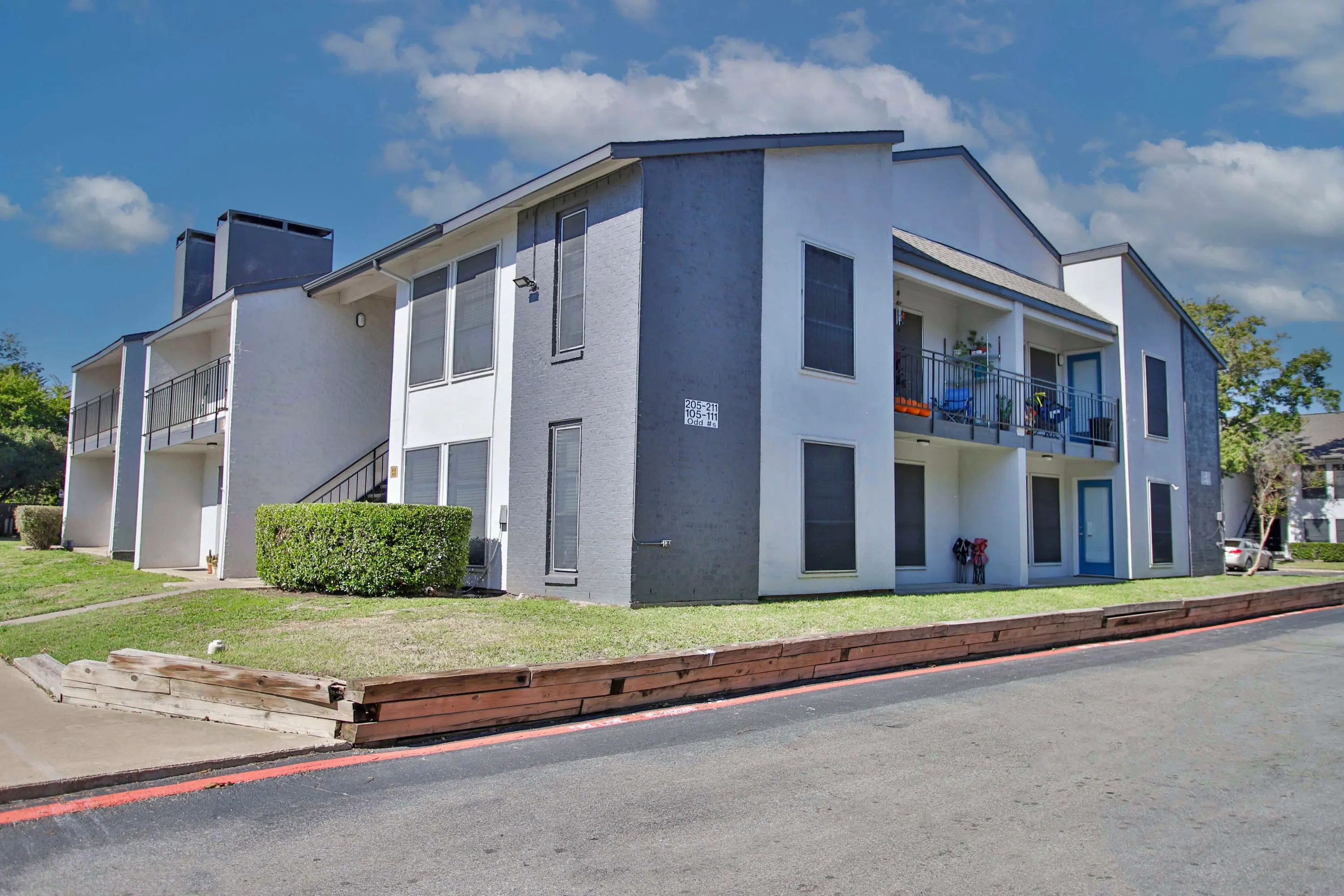 Apartment building exterior at Parks on Taylor apartments in Sherman TX